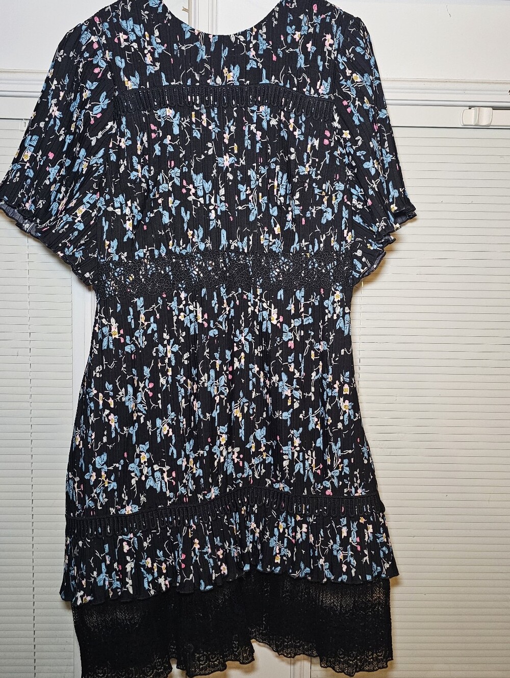 Chelsea28 A-Line Dress Women's Size Small Black Floral Flutter Sleeve Pleated La